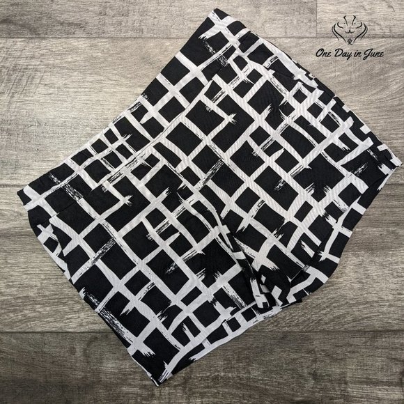 New York & Company Pants - New York & Company Abstract Elastic Waist Shorts Size M